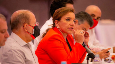 Imagen de archivo, Xiomara Castro reunida con empresarios durante la campaña política.
