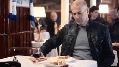 Zinedine Zidane aparece en un anuncio de la tarjeta Visa donde disfruta en un bar italiano viendo un encuentro de Francia ante sus vecinos. Pero éstos al verlo, 'intentan envenarlo'. Foto YouTube