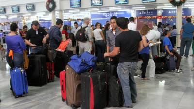 Muchos jóvenes aprovechan sus vacaciones para viajar a Estados Unidos.