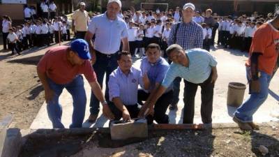Autoridades edilicias y maestros colocan el primer bloque.