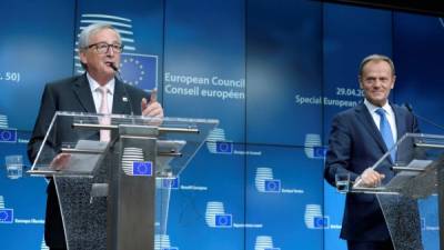 A la izquierda, el presidente de la Comisión Europea, Jean-Claude Juncker, junto a él, el presidente del Consejo de la Unión Europea, Donald Tusk.
