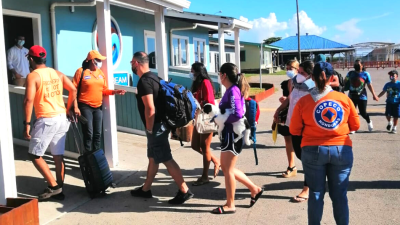 Miembros de protección civil en una terminal de La Ceiba.
