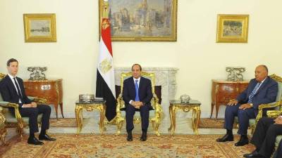 CP1 EL CAIRO (EGIPTO) 23/08/2017.- Fotografía cedida que muestra al presidente egipcio, Abdelfatah Al Sisi (c), al asesor y yerno del presidente estadounidense, Jared Kushner (i) y al ministro de Asuntos Exteriores egipcio, Sameh Shoukry, mientras posan durante su reunión en el Palacio Presidencial egipcio, en El Cairo (Egipto) hoy, 23 de agosto de 2017. Un día después de que Estados Unidos decidiera retener 290,7 millones de dólares en ayuda militar y económica a El Cairo por preocupaciones sobre los derechos humanos en el país árabe. EFE/- SOLO USO EDITORIAL/PROHIBIDA SU VENTA