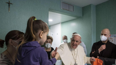 El papa Francisco visitó hoy a los niños que han llegado desde Ucrania huyendo de la guerra tras la invasión de Rusia.