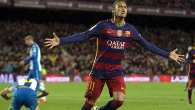 Paris Saint-Germain's Brazilian forward Neymar (C), flanked by Paris Saint-Germain's Brazilian defender Thiago Silva (L) and Paris Saint-Germain's Brazilian defender Daniel Alves, attends a training session at the Camp des Loges in Saint-Germain-en-Laye, near Paris, on August 11, 2017. / AFP PHOTO / ALAIN JOCARD