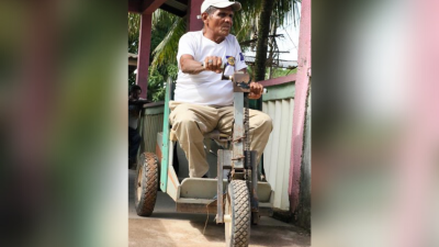 El buzo misquito Cosme Wood Lemonth se transporta en un carro de madera artesanal.