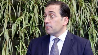 El ministro de Asuntos Exteriores de España, José Manuel Albares, habla hoy durante una entrevista con Efe en un hotel de Tegucigalpa (Honduras).
