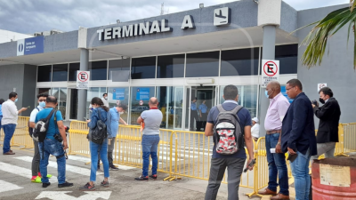 Ciudadanos fuera del aeropuerto Ramón Villeda Morales.