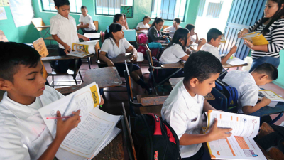 Menores recibiendo clases en centros educativos.