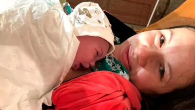 La joven madre junto a la pequeña Mia al momento de su nacimiento.