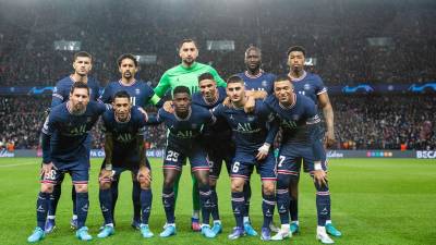 Tras quedar nuevamente sin poder ganar la Champions League, el PSG ha comenzado con la limpieza en la plantilla y este día se han revelado el nombre de los primeros futbolistas que saldrán del equipo a partir de la próxima campaña.