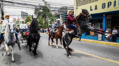 Los sampedranos apreciaron emocionados la exhibición de los entrenados caballos de raza.