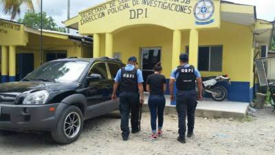 Momentos en que la jovencita era llevada por elementos de la Policía.