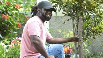 Franoman promociona “Huir”, su nueva canción dedicada para todos aquellos que salen a diario de Honduras en busca de una vida mejor.