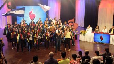 En el evento se cantó en vivo el himno oficial de la campaña.