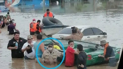 Roberto Rodriguez en su labor durante las inundaciones provocadas por Eta y Iota (imagen de archivo).