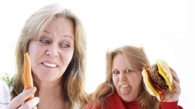 La adicción a la comida se define como una dependencia psicológica de la comida, con síntomas como los de otros tipos de adicción.