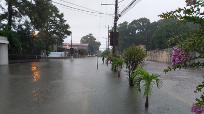 Una de las principales calles de La Ceiba inundada.