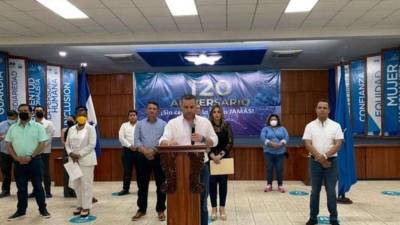 Nacionalistas en conferencia de prensa.