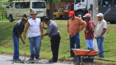 Las cuadrillas municipales bachean el bulevar de Villanueva.