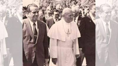 El papa Juan Pablo II visitó Honduras el 8 de marzo de 1983 y fue recibido por el expresidente Roberto Suazo Córdova en el aeropuerto Ramón Villeda Morales de San Pedro Sula.