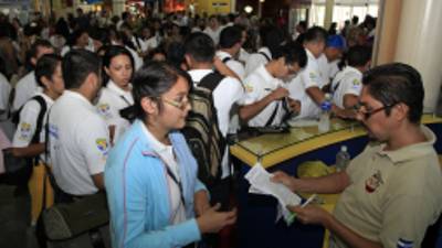 Con cánticos despiden a jóvenes católicos
