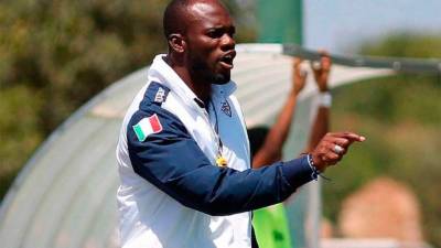 David Suazo cuenta con 38 años de edad y ha estado entrenando a las reservas del Cagliari.