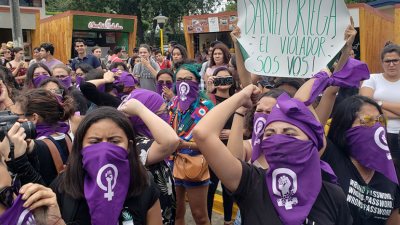 Feministas participan de una marcha.