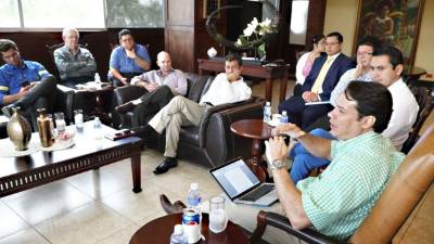 El gerente de la Enee, Jesús Mejía, explica a los directivos de la Cámara de Comercio los avances e inversiones que se han hecho en el sistema eléctrico.