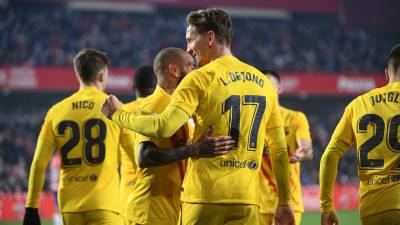 Luuk de Jong celebrando su golazo con Dani Alves y el resto de sus compañeros.