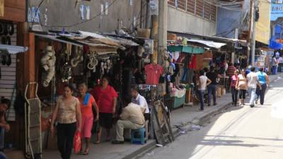 En la 3 calle, 1 y 2 avenidas, suroeste, los vendedores se han apoderado de las aceras peatonales.