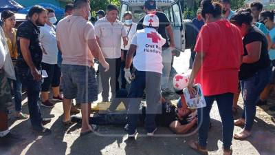 Una mujer recibe atención de los paramédicos tras ser atropellada por un caballo en Omoa.