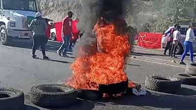 Militantes del Partido Libertad y Refundación (Libre), mantienen tomada la carretera CA-5, a la altura de la Cuesta de La Virgen.