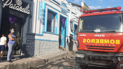 Elementos del Cuerpo de Bomberos se hicieron presentes al lugar para sofocar las llamas.
