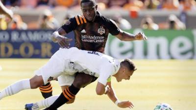 El defensor hondureño Maynor Figueroa no descuidó al mexicano Javier Hernández en ningún minuto del encuentro.