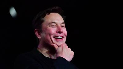 Musk decidió vender un 10 % de las acciones de la compañía después de proponer esa transacción en una encuesta pública a los usuarios de Twitter.