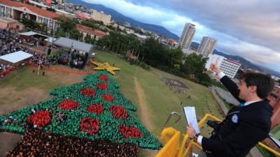 Honduras rompe récord Guinness del árbol humano de Navidad más grande del mundo.