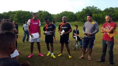 Eddie Hernández recibiendo el reconocimiento antes del partido amistoso. Foto tomado de @LNC_Honduras