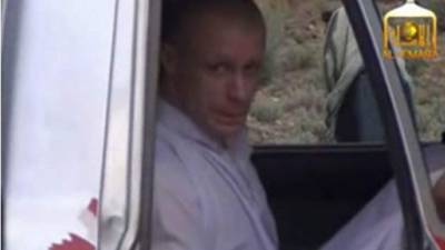 Los talibanes publicaron el miércoles en su página web un video en el que muestran cómo el sargento estadounidense Bowe Bergdahl es entregado a fuerzas de EUA.