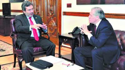 Juan Jiménez Mayor y Luis Almagro, secretario general de la OEA, en la reunión.