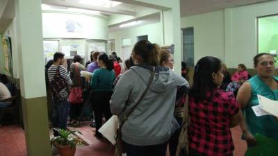 Los maestros en la Dirección Departamental. Foto archivo