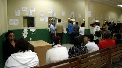 Los pacientes del área de farmacia esperaron varias horas para ser atendidos, pues no había sistema.