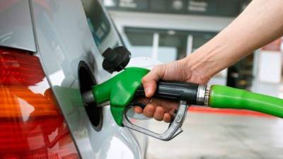 Un bombero llena el tanque de combustible.