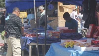 En el mercado Medina de San Pedro Sula exponen los petardos como si fueran verduras. Foto: Amílcar Izaguirre