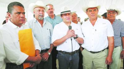 Hernández también le informó que el Gobierno realiza acciones para evitar la exportación ilegal de ganado.