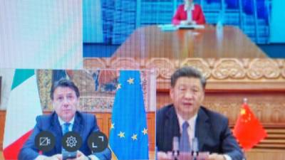 En esta captura de pantalla, el presidente chino, Xi Jinping (der.) aparece junto al pirmer ministro italiano Giuseppe Conte. Xi hizo un llamado al gobierno estadounidense para colaborar juntos en superar la pandemia.