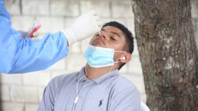 Una persona se realiza un hisopado por covid-19.