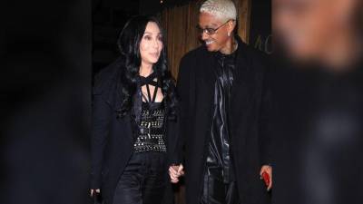 La cantante Cher y el productor musical Alexander Edwards.