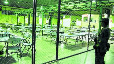 A las 8:30 pm de ayer, todo el personal que realizaba el conteo de actas en el TSE fue despachado a sus casas. Los militares mantienen vigilancia permanente.