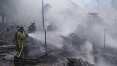 Los bomberos se apersonaron al lugar para sofocar las llamas.